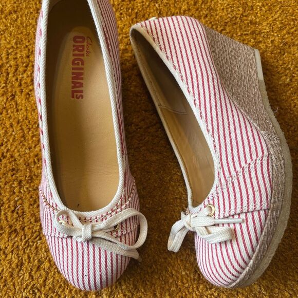Chic Red and White Wedge Shoes with Striking Stripes - Picture 1 of 2